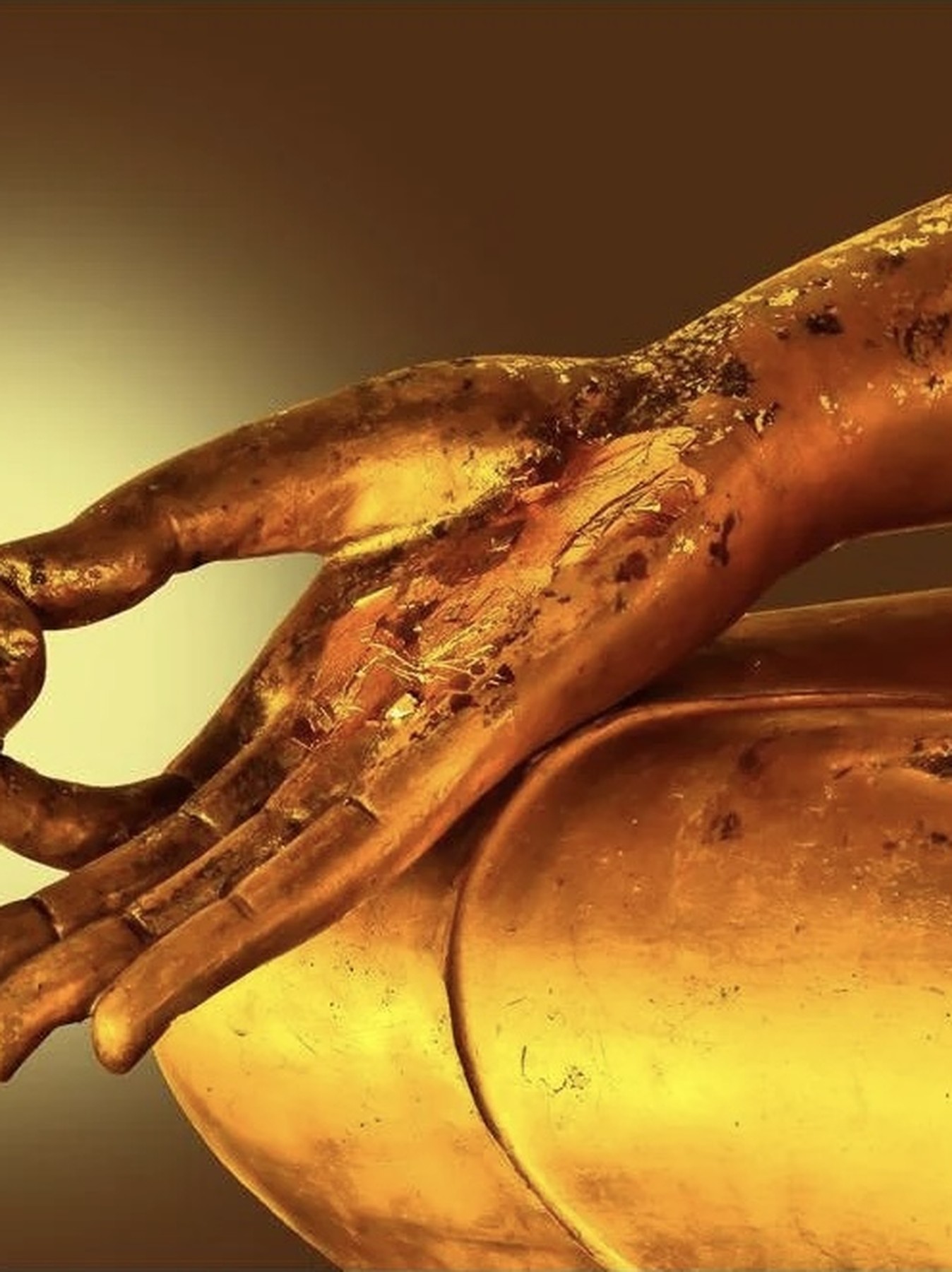 Vergoldete Thai-Hand in Vitarka-Mudra – das Zeichen von Muetong, den goldenen Händen