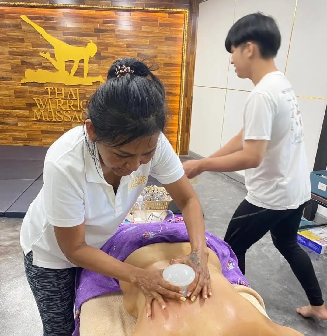 Ninlaya beim Cupping an der Thai Warriors School