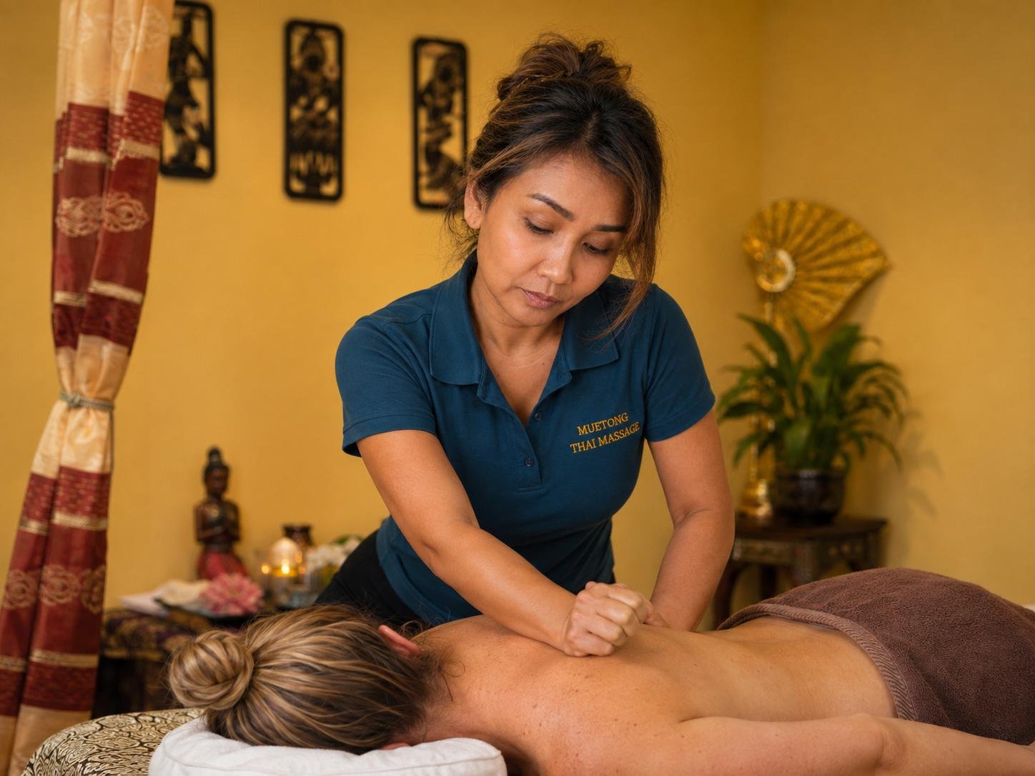 Ninlaya bei der Deep-Tissue-Massage am Rücken