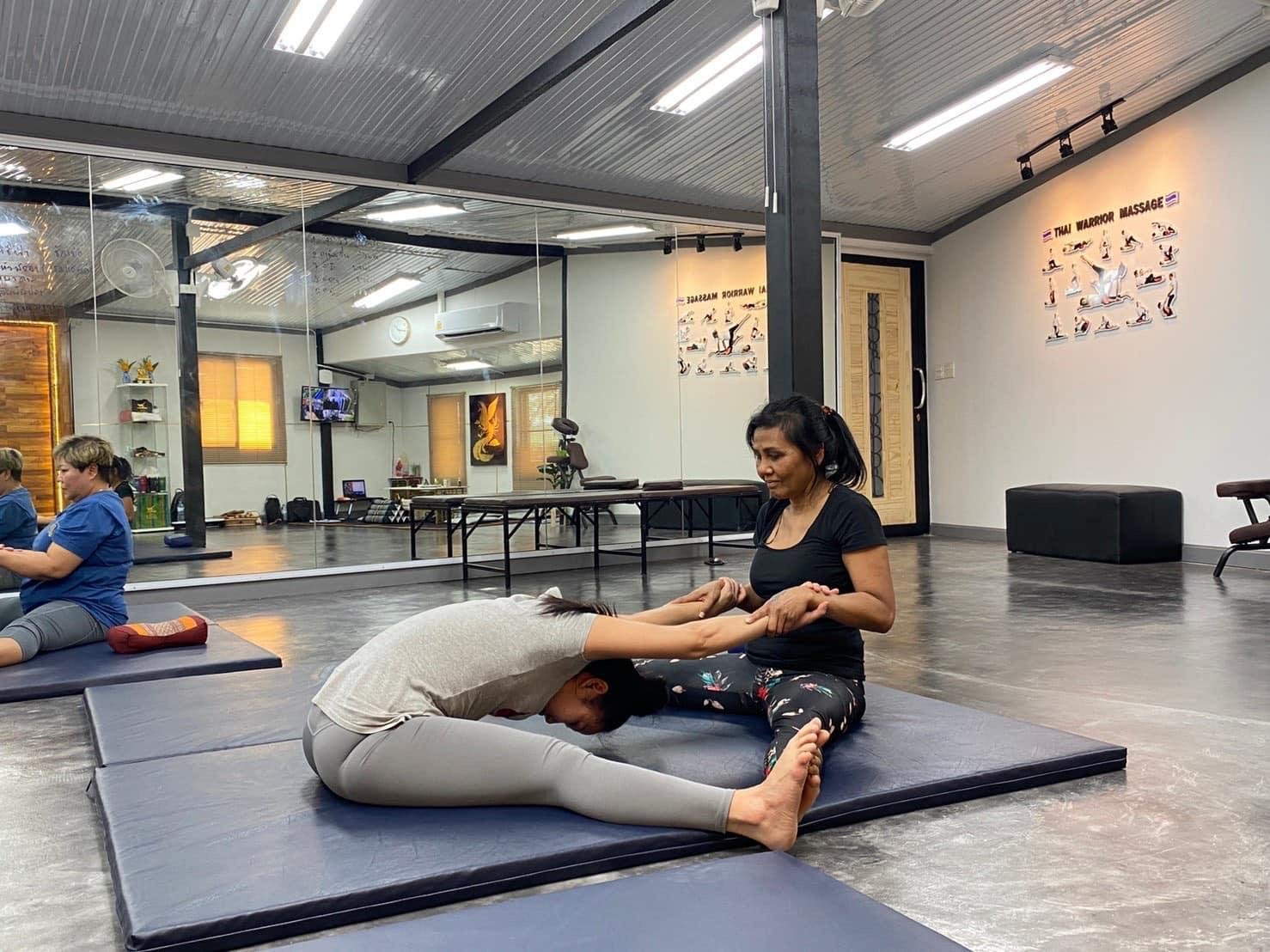 Ninlaya und eine Schülerin bei der Thai-Massage, beide lächeln